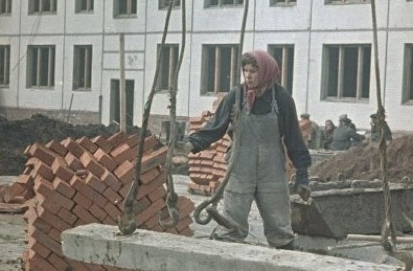Женщина-строитель Всеволод Тарасевич, russiainphoto.ru