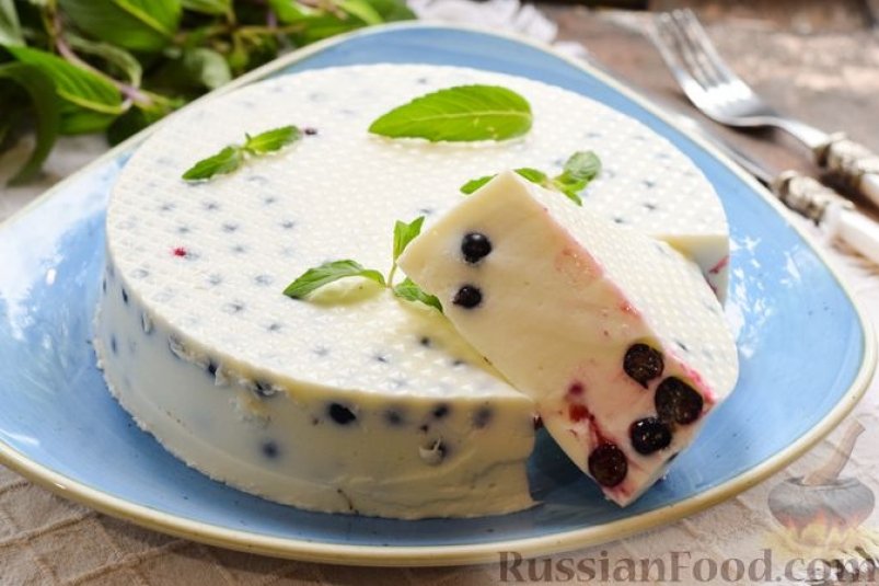 Желейный сметанный торт с чёрной смородиной russianfood.com