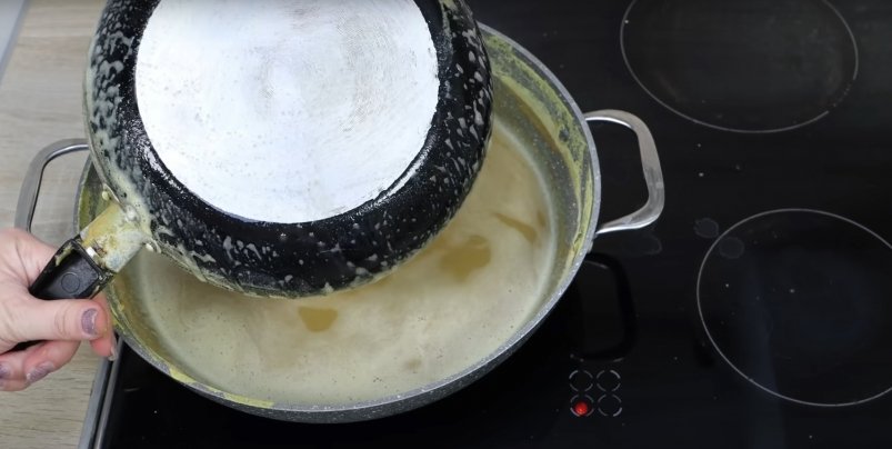 Кипятим 1/2 стакана, и сковородка блестит как кристалл: нагар смоет, а еда не пригорит скриншот видео с youtube-канала "Марина Жукова" (12+)