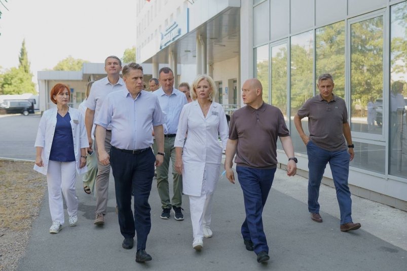 М. Развожаев (второй справа) и М. Мурашко (третий слева) Соцсети губернатора Севастополя Михаила Развожаева