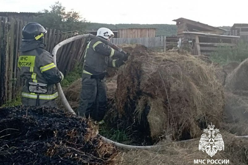 Пожар уничтожил шесть тюков сена из-за брошенного окурка в Боханском районе Пресс-служба ГУ МЧС России по Иркутской области