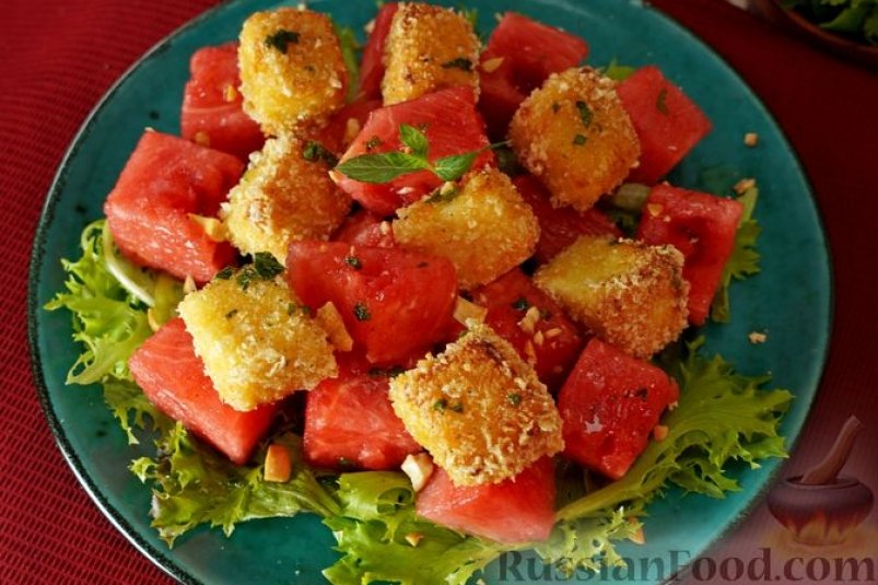 Закуска с арбузом, жареной брынзой в панировке и медовой заправкой russianfood.com