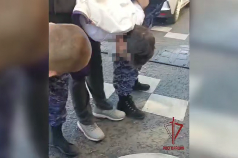 Кадр задержания подозреваемого в убийстве сотрудницы банка в Москве  ЦОС Росгвардии