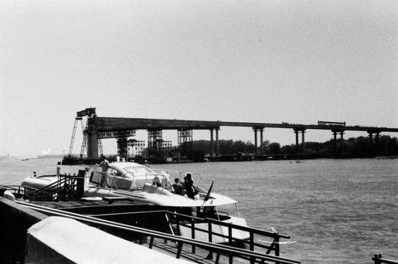 Вид с городской набережной на строящийся Ворошиловский мост. 1964 год сайт Гордумы Ростова