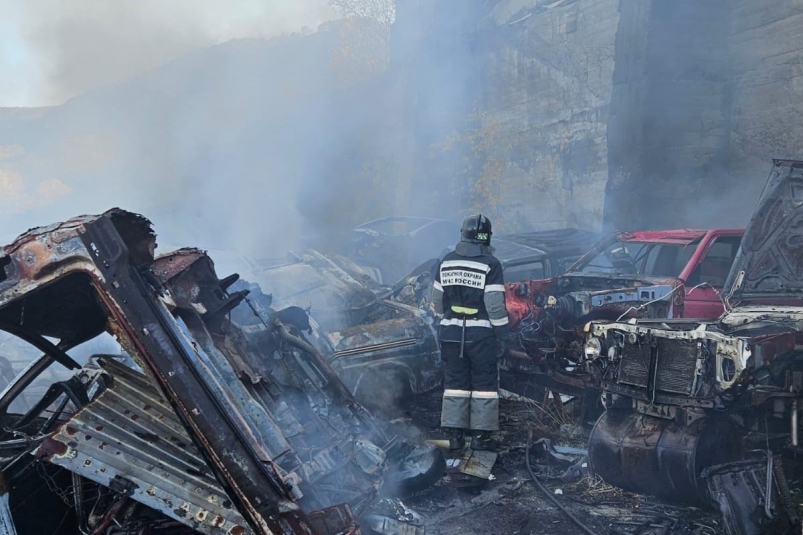 Горят автомобили на улице Пограничной в столице Камчатки ГУ МЧС России по Камчатскому краю