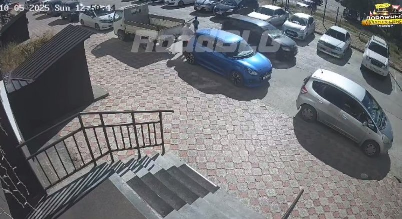 Трехлетний ребенок выскочил на проезжую часть в селе Чигири скриншот видео - телеграм-канал "Дорожный Благовещенск" (18+)