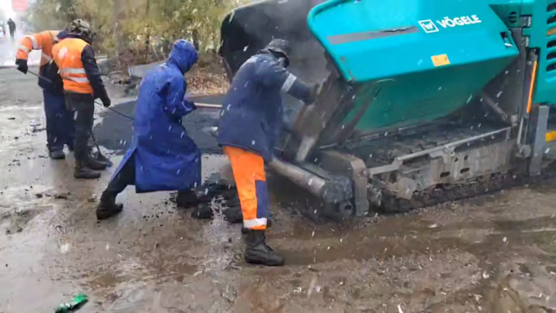 Асфальт укладывают в дождь в Чите Чита.ру