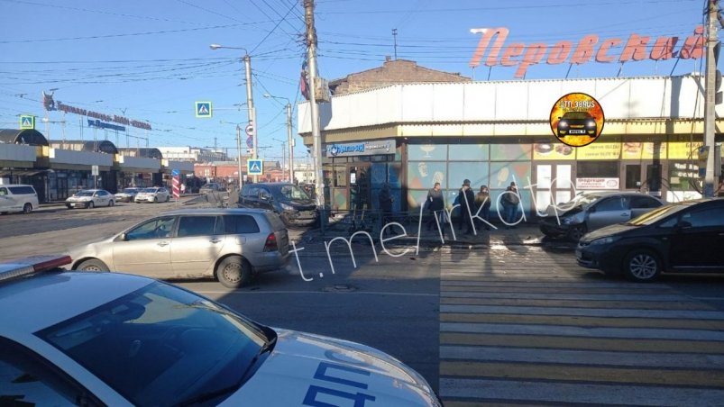 Жесткое столкновение нескольких авто произошло возле Центрального рынка в Иркутске ДТП 38RUS
