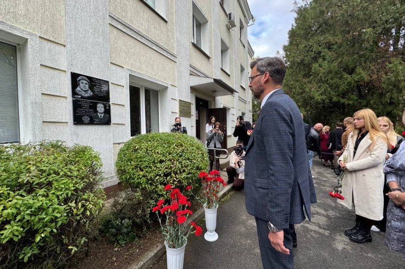Возложение цветов к памятной доске Соцсети Крымского отделения СЖР