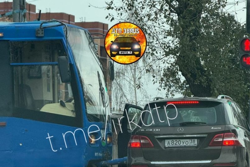 Трамвай столкнулся с кроссовером Mersedes в Свердловском районе Иркутска Тг-канал "ДТП38" (18+)