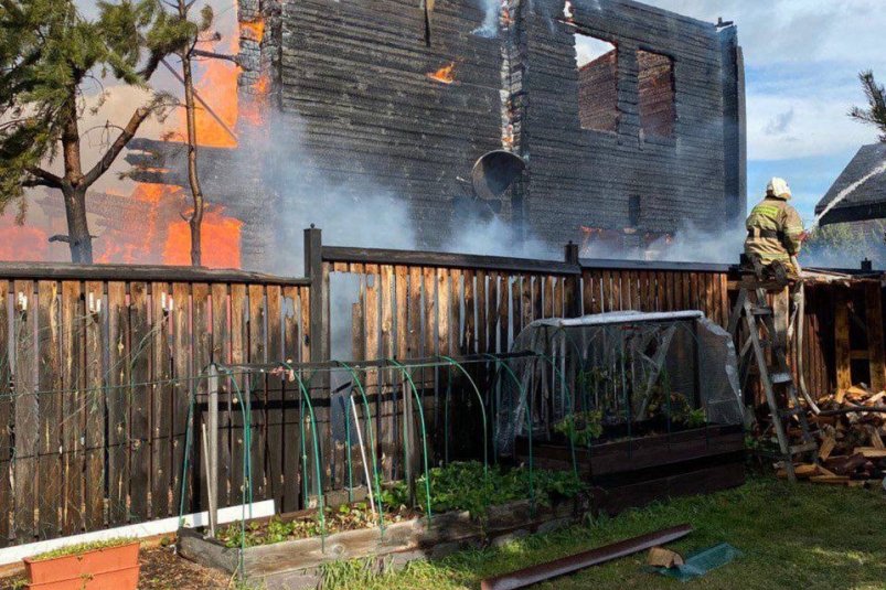 Пожар на Байкале в Бурятии уничтожил шесть гостевых домов агентство ГО и ЧС Бурятии