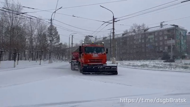 Дорожные службы борются с гололедом в Братске Тг-канал (18+) Дорожной службы города Братска