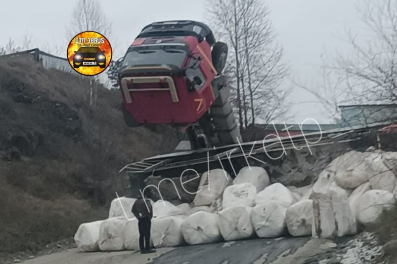 Груженная фура опрокинулась при подъеме в Бодайбо Тг-канал (18+) "ДТП38"