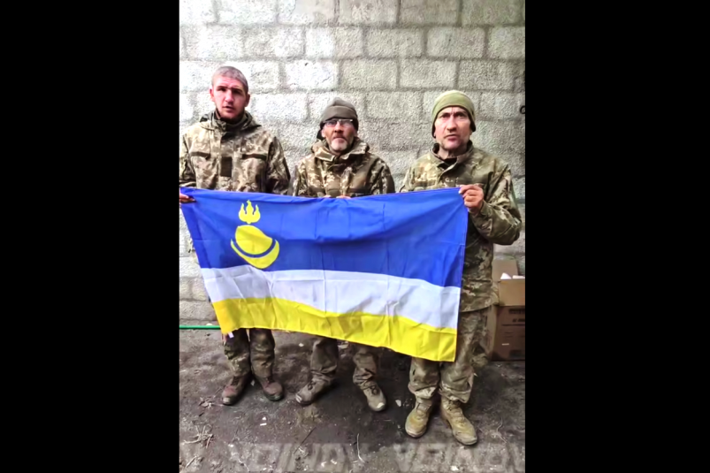 Военнопленные ВСУ с флагом Бурятии в руках довольны обращением телеграм-канал "Воин DV"