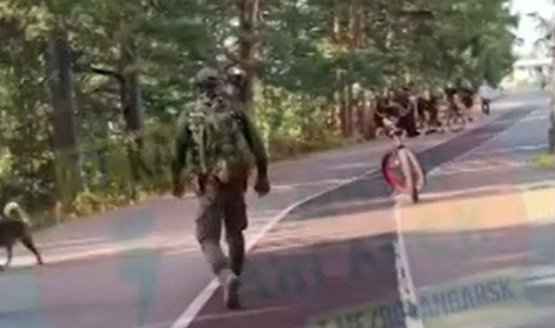 Мужчина угрожал девочкам и размахивал предметом, похожим на нож, в Ангарске Кадры из соцсетей