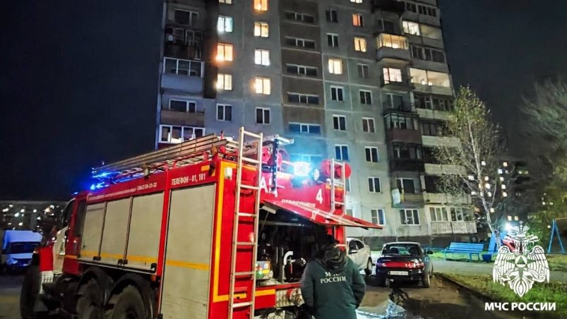 12 взрослых и одного ребёнка эвакуировали спасатели из горящей многоэтажки МЧС России