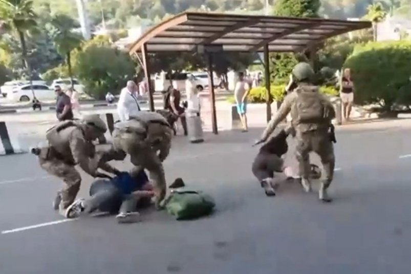 В аэропорту Сочи задержали вербовщика для ВСУ и его сообщников : Пресс-центр МВД России