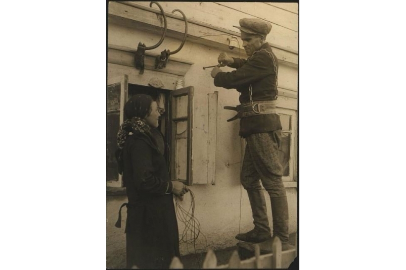 Проводка радио в дом колхозницы-стахановки колхоза им. 12-й годовщины Октября Е.Ф.Грицаевой, 1937 год. Егорлыцкий район Ростовской обалсти Из фондов Государственного исторического музея