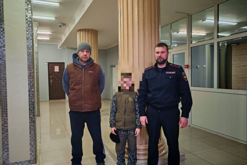 Фото спасенного мальчика и участкового УМВД России по Камчатскому краю