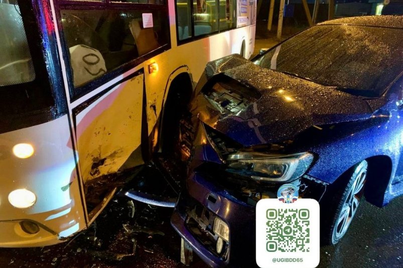 ДТП с участием легковушки и пассажирского автобуса в Южно-Сахалинске УГИБДД УМВД России по Сахалинской области