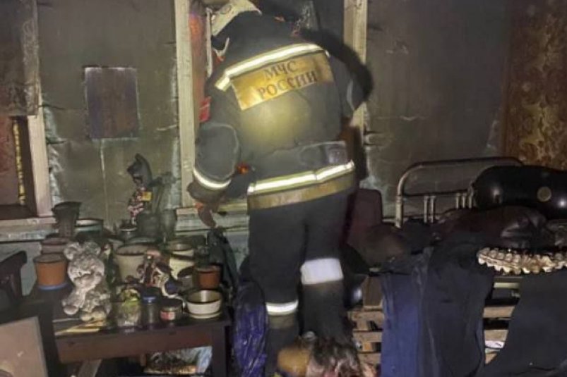 Тело мужчины обнаружили у входа в доме во время пожара в Иркутской области Пресс-служба ГУ МЧС России по региону