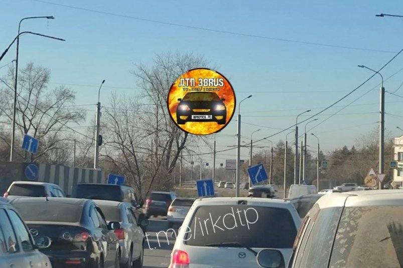 На Маратовской развязке в Иркутске упала растяжка со знаками ДТП 38RUS
