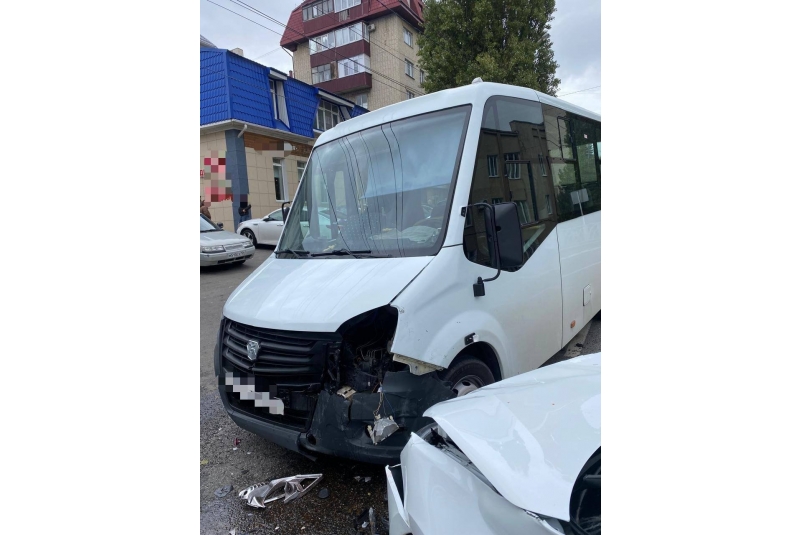 Двух человек доставили в больницу после аварии с маршруткой в Ставрополе Госавтоинспекция Ставрополя