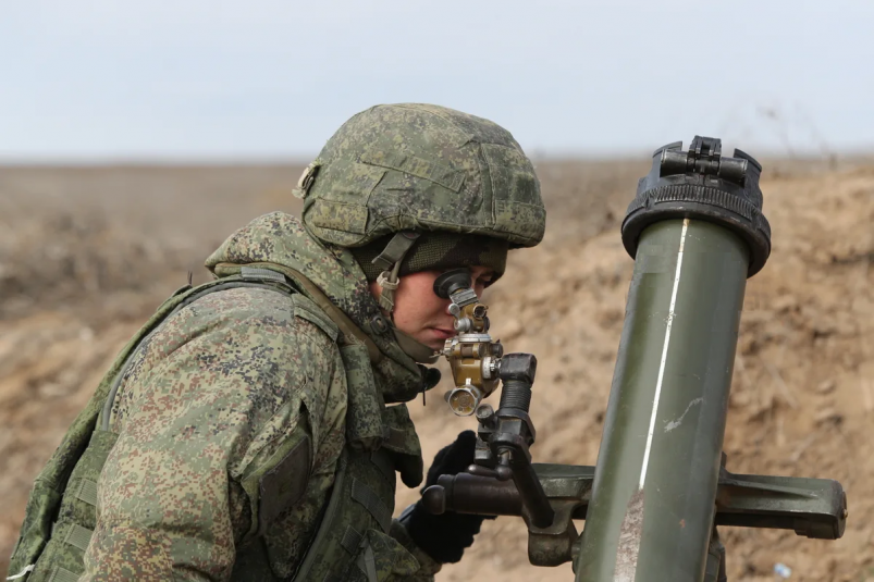 Военнослужащие на Сахалине осваивают технику ведения огня из 120-мм миномета "Сани" пресс-служба Восточного военного округа
