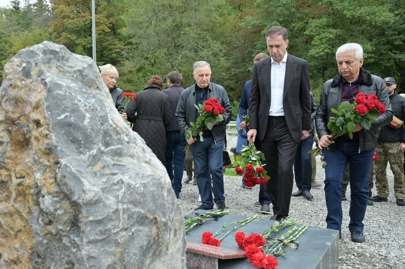 В Сочи открыли сквер "Живая память" в честь героев СВО пресс-служба администрации Сочи