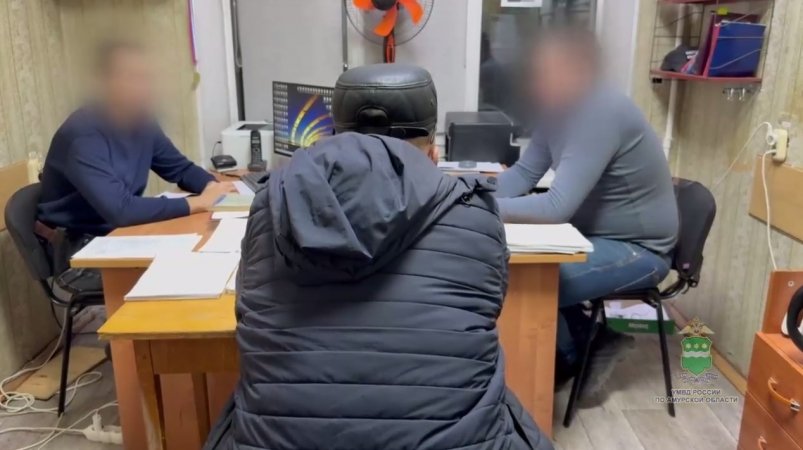 Полицейские задержали 55-летнего "художника" - он состоит на учете у психиатра скриншот видео - УМВД России по Амурской области