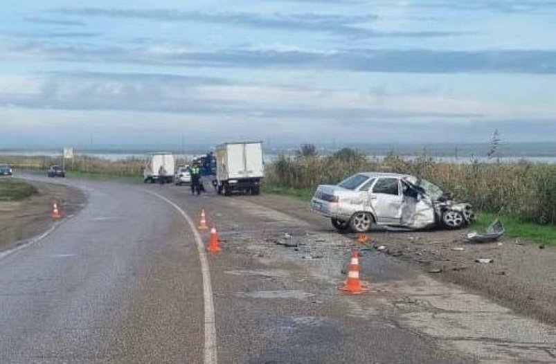 Грузовик и легковушка жёстко столкнулись на трассе на Ставрополье Госавтоинспекция Ставрополья