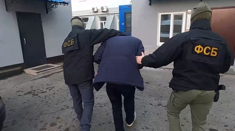 Подозреваемый передавал секретные данные о передвижении военной техники по Транссибу скриншот видео - УФСБ России по Амурской области