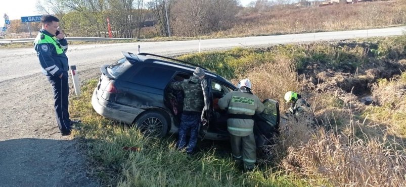 Автомобилист не справился с управлением и улетел в кювет в селе Мицулевка Анивского района пресс-служба ОКУ "ПСС Сахалинской области"