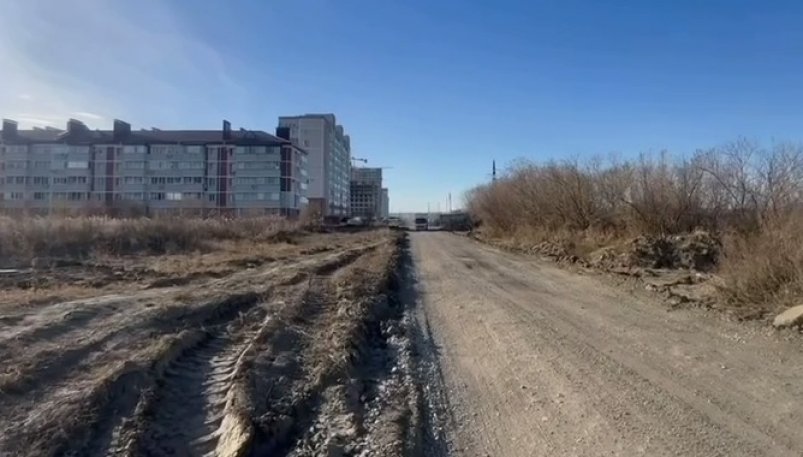 Участок улицы Шафира разбит после застройки скриншот видео - администрация Благовещенска