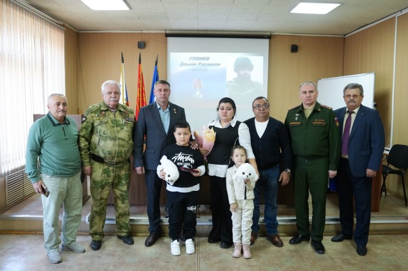Родственникам погибшего на СВО жителя Иркутска передали Орден Мужества Пресс-служба правительства Иркутской области