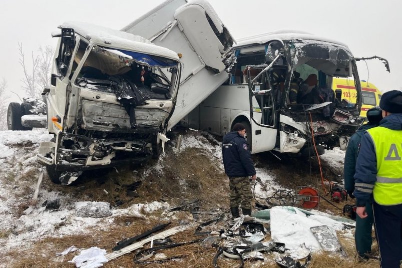 26 октября на дороге "Подъезд к г. Благовещенск" столкнулись автобус и рефрижератор УМВД России по Амурской области 26 октября на дороге "Подъезд к г. Благовещенск" столкнулись автобус и рефрижератор УМВД России по Амурской области