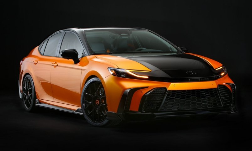 Toyota превратила скучную Camry в "огненного" монстра Toyota Toyota превратила скучную Camry в "огненного" монстра Toyota