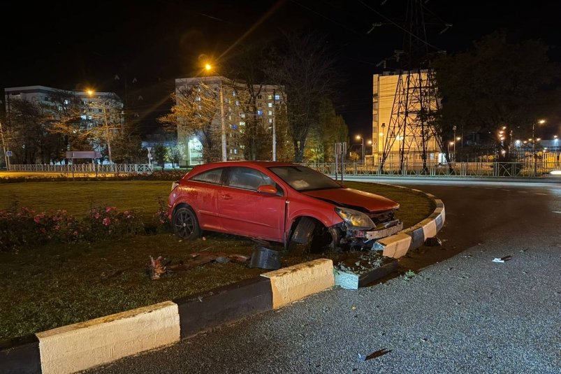 Автомобиль вылетел на разделительный газон в Ставрополе Госавтоинспекция Ставрополя Автомобиль вылетел на разделительный газон в Ставрополе Госавтоинспекция Ставрополя