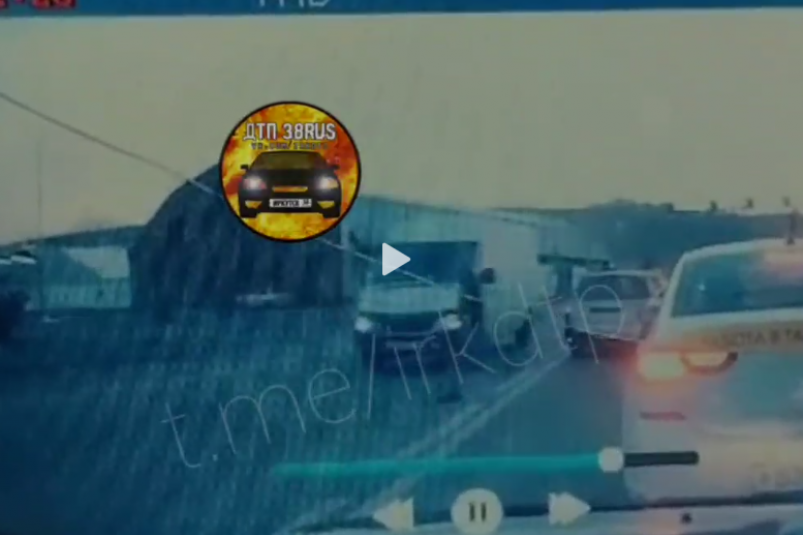 Микроавтобус сбил человека в районе остановки Кая в Иркутске ДТП 38RUS в тг (18+)