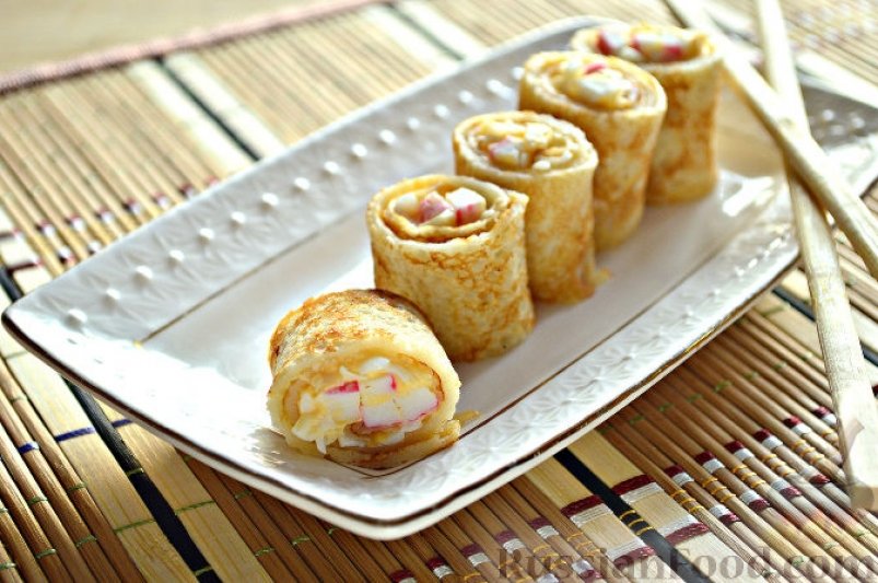 Ролл из блинов с крабовыми палочками: простая, быстрая и вкусная закуска russianfood.com Ролл из блинов с крабовыми палочками: простая, быстрая и вкусная закуска russianfood.com