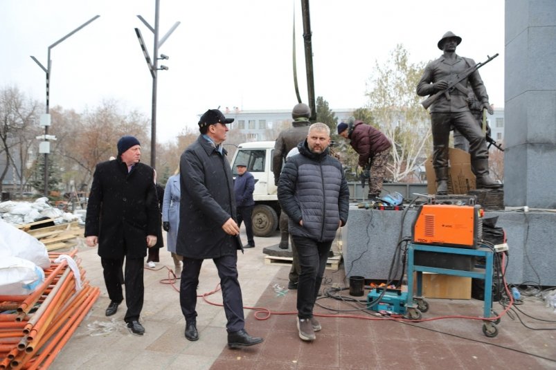Монумент "Дед, отец и сын" устанавливают на площади Декабристов в Иркутске администрация Иркутска Монумент "Дед, отец и сын" устанавливают на площади Декабристов в Иркутске администрация Иркутска