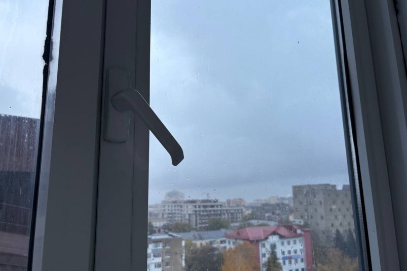 Клею на окно в конце октября и в квартире сразу тепло - хоть в летней пижаме ходи ИА Stavropol.Media Клею на окно в конце октября и в квартире сразу тепло - хоть в летней пижаме ходи ИА Stavropol.Media