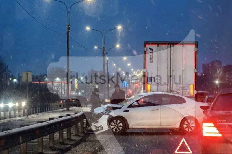 Иномарка столкнулась с фурой в Ленинском округе Иркутска IrkutskMedia Иномарка столкнулась с фурой в Ленинском округе Иркутска IrkutskMedia