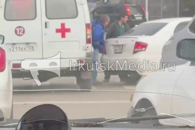 Столкновение кареты скорой помощи с легковушкой произошло в Октябрьском районе Иркутска IrkutskMedia