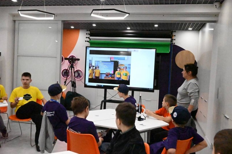 "Свет, камера, мотор!": в ангарской школе №17 работает собственная телестудия предоставлено Эн+ "Свет, камера, мотор!": в ангарской школе №17 работает собственная телестудия предоставлено Эн+