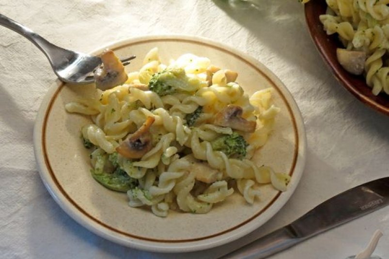 Макароны с грибами и брокколи в сливочном соусе russianfood.com