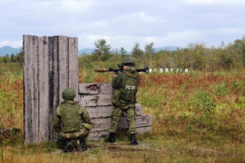 На сахалинском полигоне военнослужащие осваивают навыки ведения огня из гранатомета РПГ-7В пресс-служба Восточного военного округа