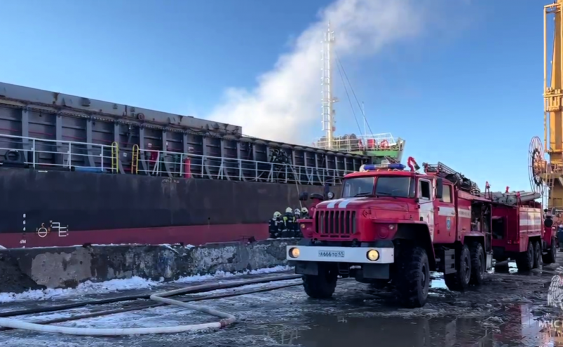 В порту Петропавловска-Камчатского горит судно &quotDE MI" Пресс-служба ГУ МЧС России по КК 