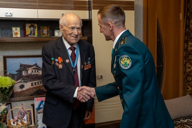 Полон оптимизма и энергии: сахалинский ветеран ВОВ Вячеслав Гаврилов отметил 99-летие пресс-служба мэрии города