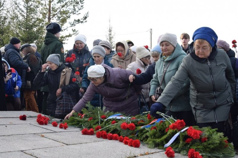 Ветераны Ангарского округа возложили цветы к памятнику жертвам политрепрессий Пресс-служба администрации АГО